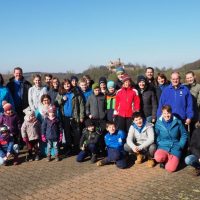 Die Mitglieder der Jugendfeuerwehr vor der Ronneburg